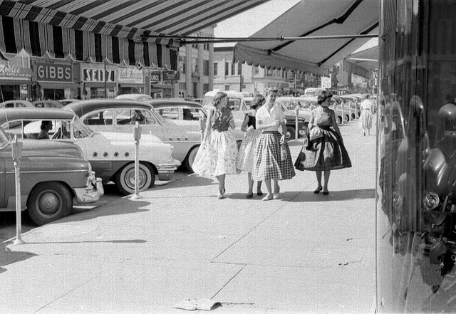 retro women shopping