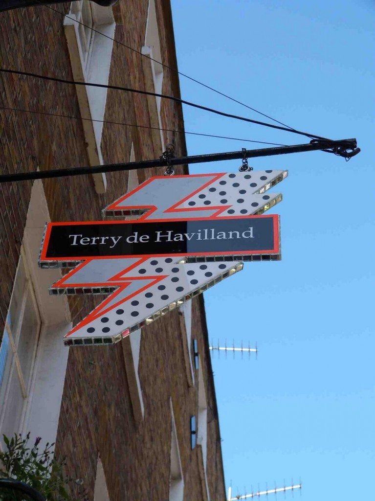 Terry de Havilland pop up shop exterior