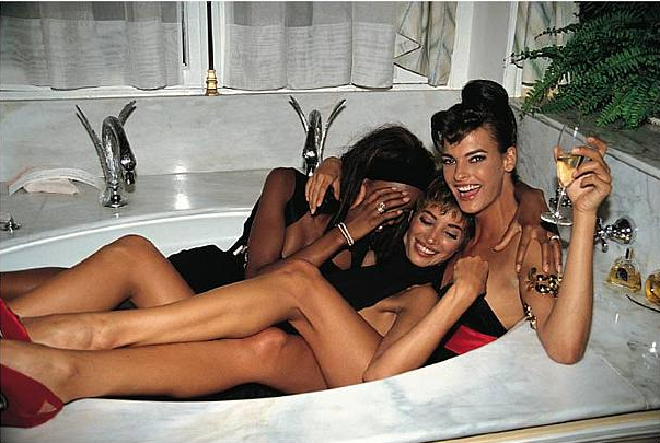 Naomi Cambell and other supermodels in a bath in the 90s