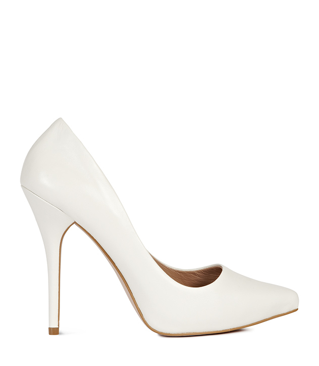 Bit of all white // The enduring appeal of the white pointy shoe – Le Blow