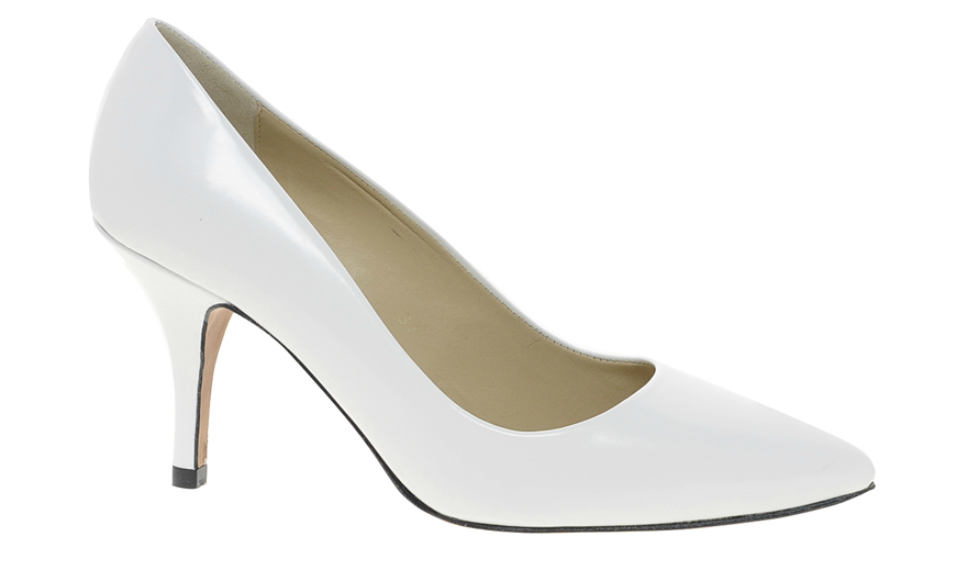 Bit of all white // The enduring appeal of the white pointy shoe – Le Blow